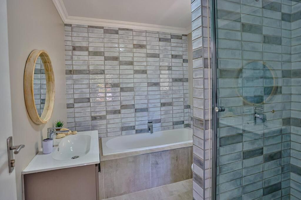 Large Sea View, Walk To Eateries, Loadshed Free Appartement Ballito Buitenkant foto